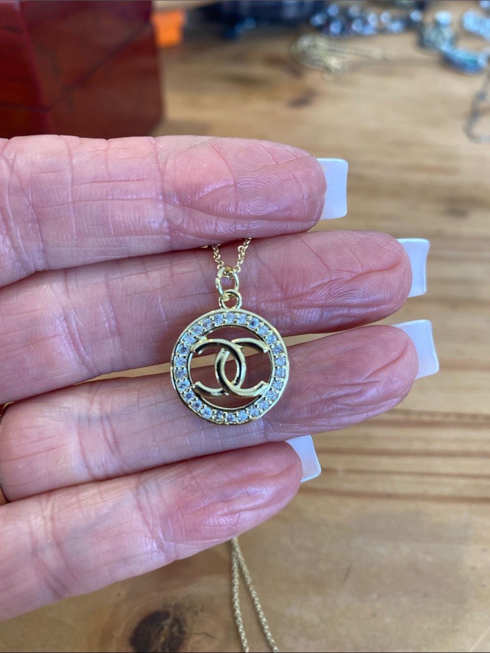 Gold adjustable pendant necklace